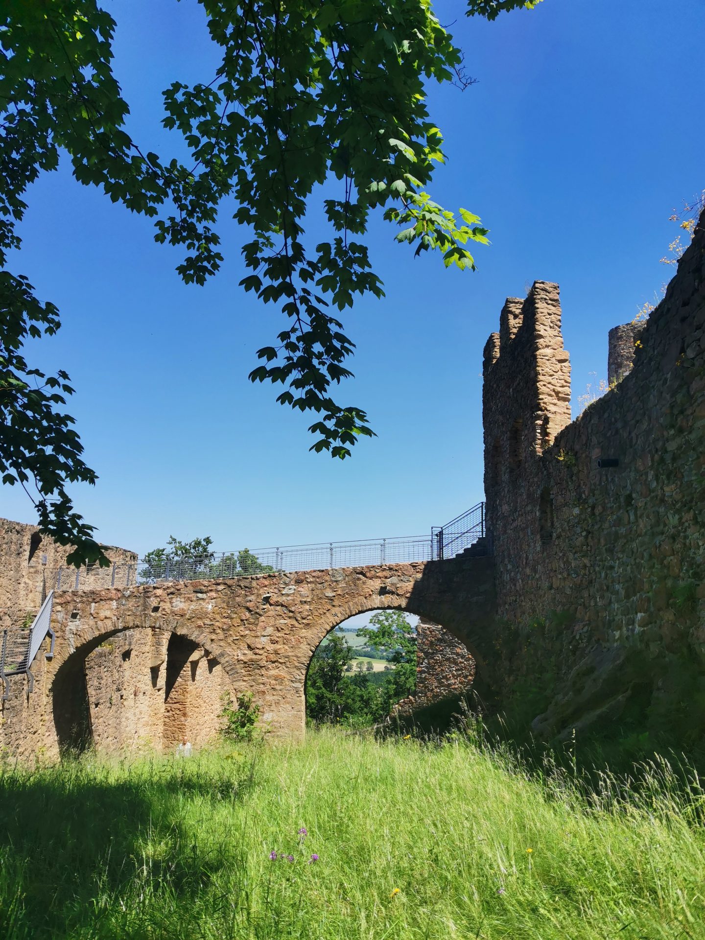 Historischer Steinbogen und Mauerwerk der Burgruine Frauenstein im Sommer